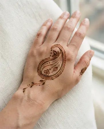 simple back hand mehndi design featuring one elegant paisley simple back hand mehndi design featuring one elegant paisley